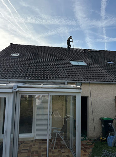 Démoussage et nettoyage de toiture à Breux-Jouy (91650) dans l'Essonne (91)